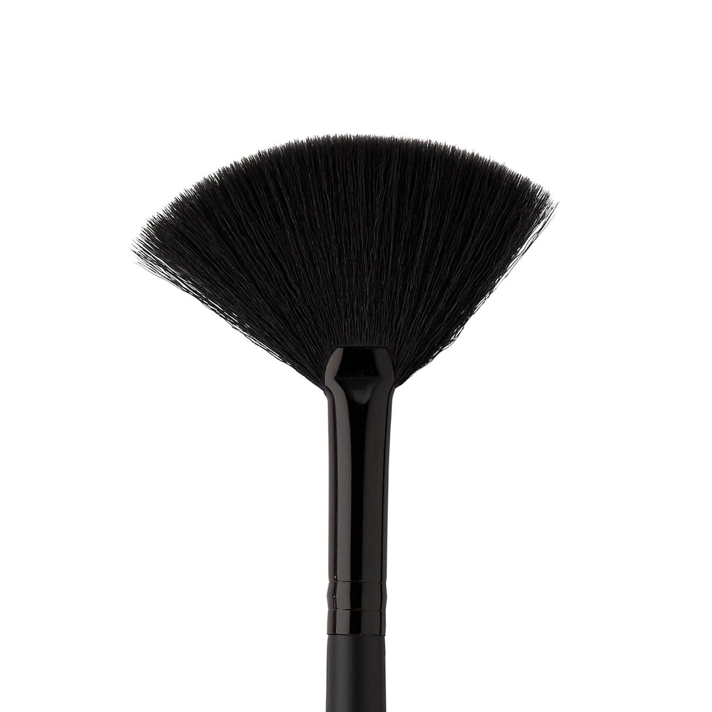 e.l.f. Fan Brush. Powder & Contour Makeup Brush. Unique Fan Shape Blends For A Flawless Finish. Soft & Absorbent. Vegan & Cruelty-Free